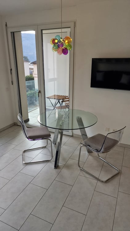 Moderno appartamento 2.5 locali con balcone e vista aperta 3