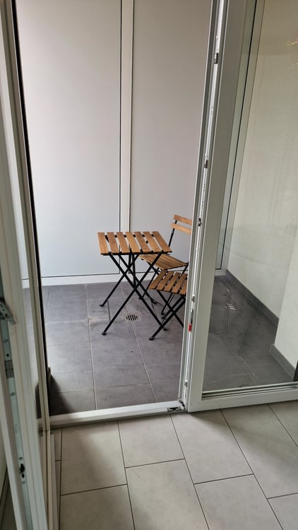 Moderno appartamento 2.5 locali con balcone e vista aperta 11