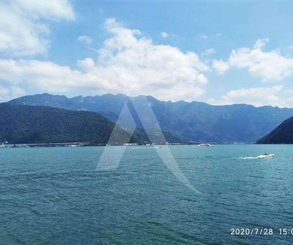 Magnifica villa moderna direttamente a lago 1