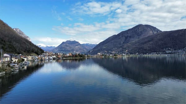 Magnifica villa moderna direttamente a lago 11