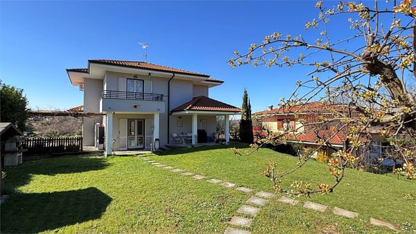 Villa unifamiliare con esposizione solare a sud tra Como e la Svizzera 2