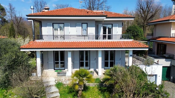 Villa unifamiliare con esposizione solare a sud tra Como e la Svizzera 3