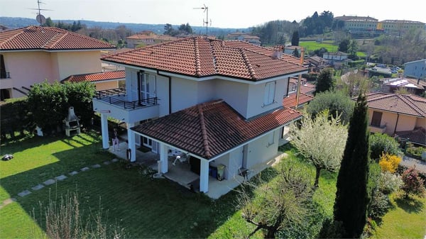 Villa unifamiliare con esposizione solare a sud tra Como e la Svizzera 5