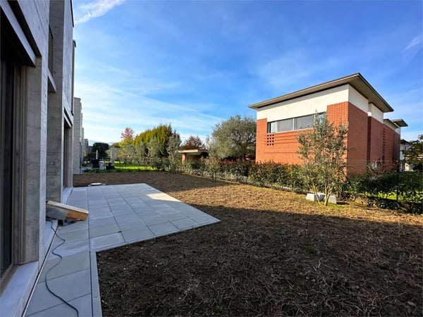 NUOVA ED AMPIA VILLA CON GIARDINO 8