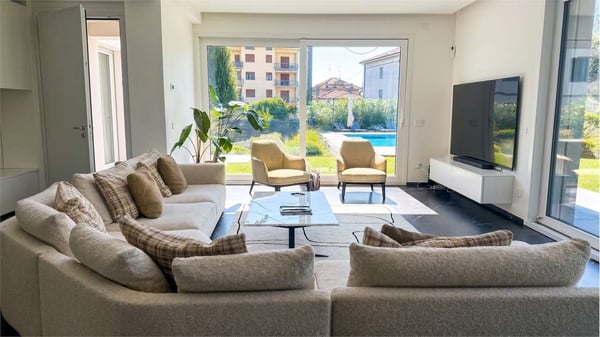 Lussuosa villa moderna con piscina riscaldata e giardino privato 6