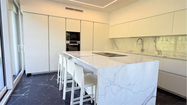 Lussuosa villa moderna con piscina riscaldata e giardino privato 13