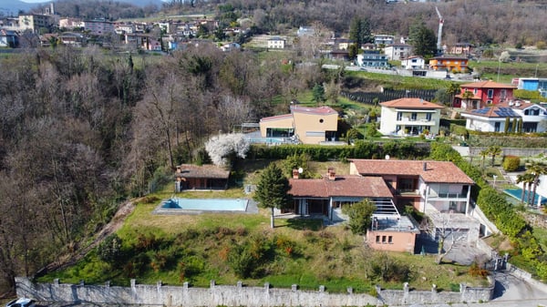 Splendida proprietà bifamiliare con piscina e vista aperta – Besazio 7