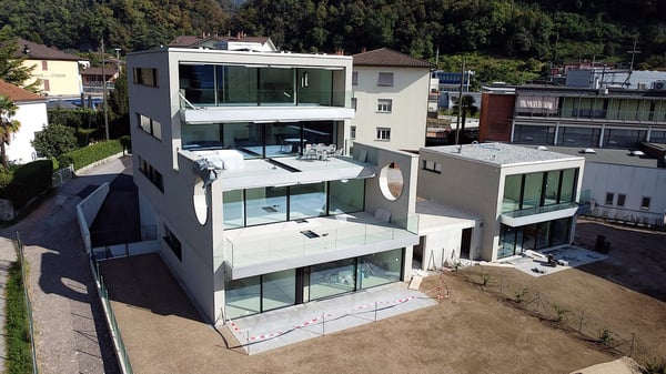 Elegante 4.5 locali al primo piano con terrazza e parziale vista lago 1