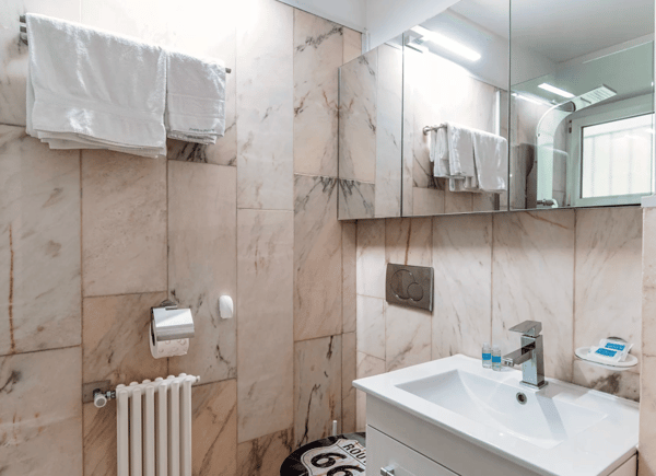Monolocale arredato con balcone e vista lago – Paradiso 10