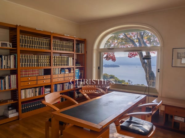Designvilla mit Blick auf den Borromäischen Golf und Park