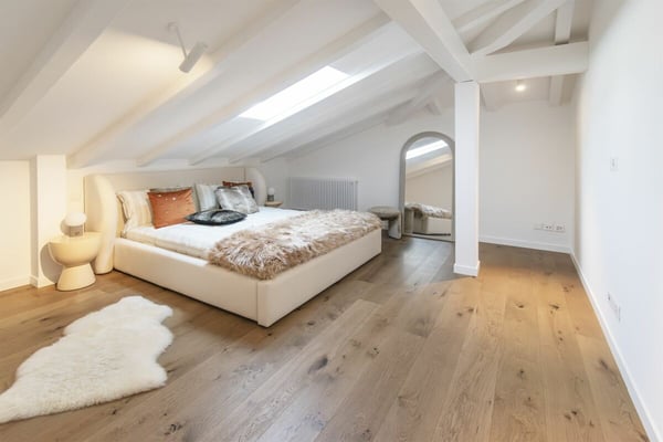 Elegante, lichtdurchflutete Maisonette mit Kamin in Ascona | Elegante duplex luminoso con camino ad Ascona 5