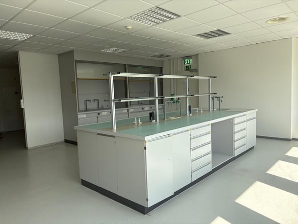 Frisch ans Werk in Reinach – ausgebaute 1020 m² Laborfläche im Sternenhof 4