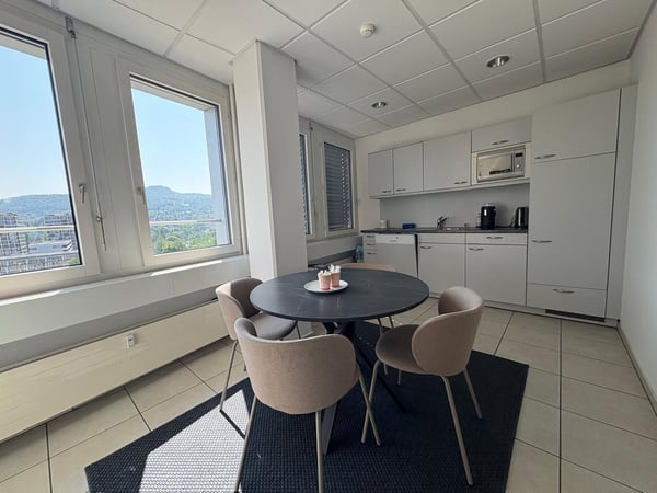 Frisch ans Werk in Reinach – ausgebaute 1020 m² Laborfläche im Sternenhof 10