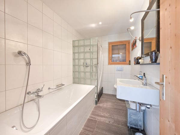 WOHNHAUS MIT ZWEI EINHEITEN 11