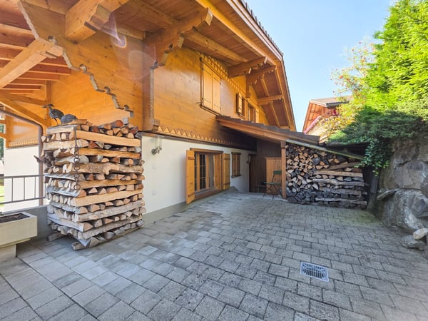 WOHNHAUS MIT ZWEI EINHEITEN 33