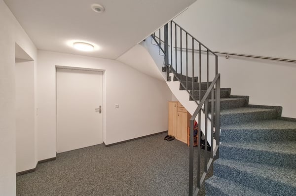 Moderne 1.5-Zimmer-Wohnung mit Balkon und schöner Aussicht in Kandergrund 3