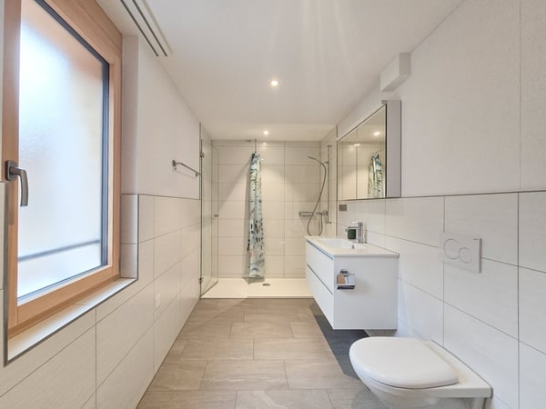 Moderne 1.5-Zimmer-Wohnung mit Balkon und schöner Aussicht in Kandergrund 12