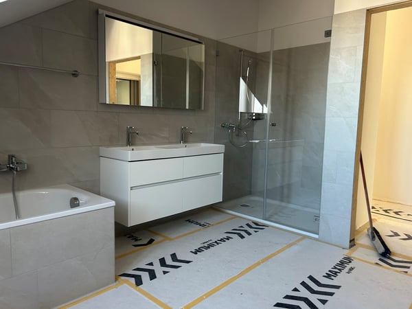 ERSTVERMIETUNG NEUBAU: Topmoderne 1.5-Zimmerdachwohnung im Herzen von Bümpliz 3