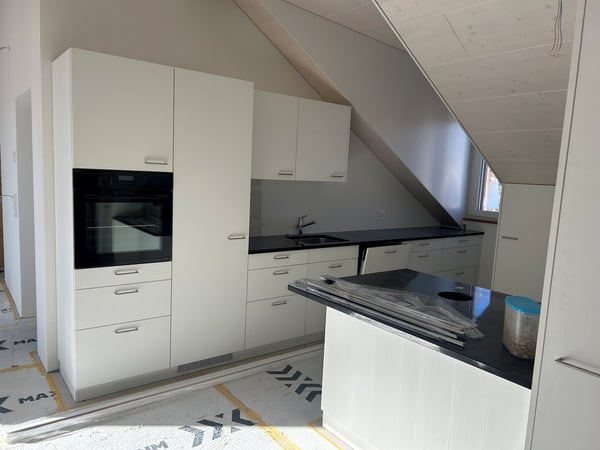 ERSTVERMIETUNG NEUBAU: Topmoderne 1.5-Zimmerdachwohnung im Herzen von Bümpliz 2