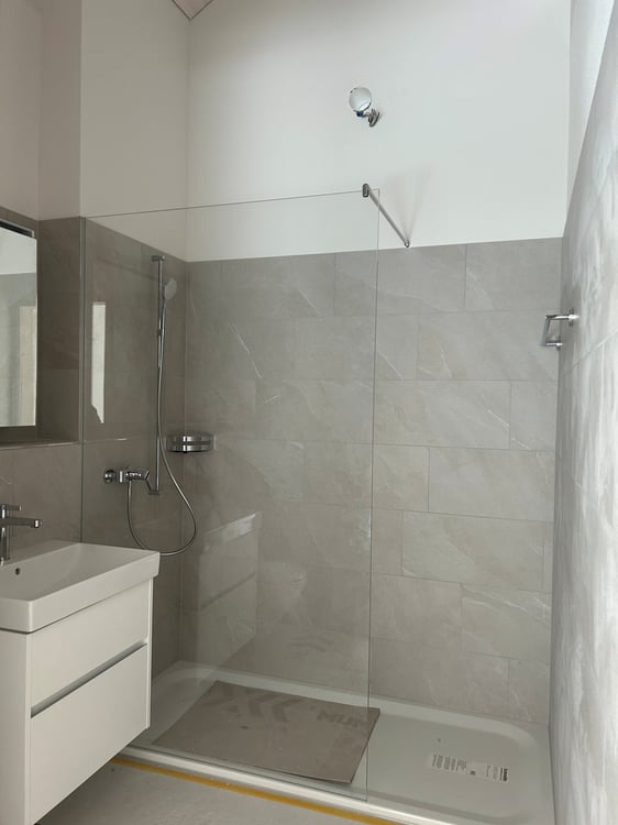 ERSTVERMIETUNG NEUBAU: Topmoderne 1.5-Zimmerdachwohnung im Herzen von Bümpliz 4