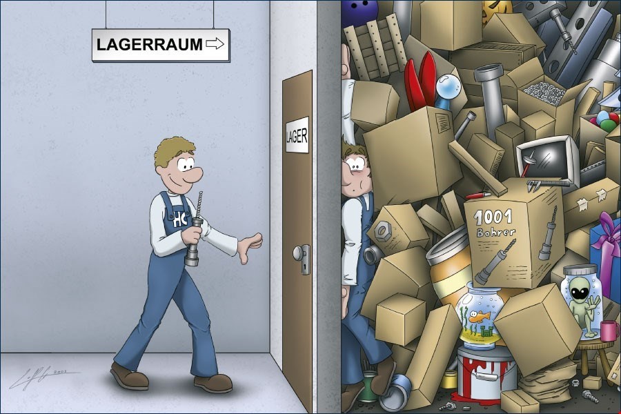 A cartoon image of a man standing in front of a door labeled 'Lagerraum' with a sign pointing to the right. The man is holding a tool and looking at the door. Behind the door, there is a room filled with various items, including boxes, a monitor, a fish t