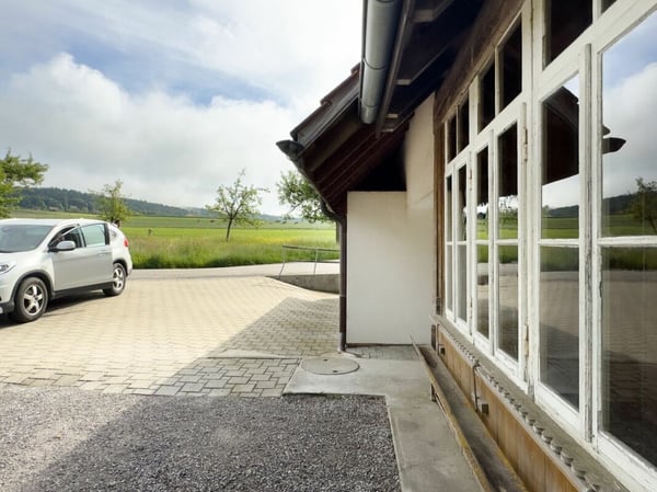 Geschichträchtiges Bauernhaus mit vier Wohnungen und schönem Umschwung 24