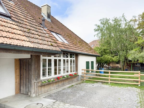 Geschichträchtiges Bauernhaus mit vier Wohnungen und schönem Umschwung 13