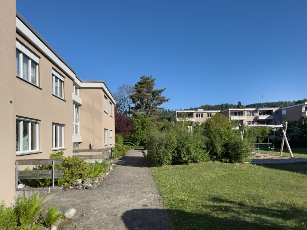 Sonnige 3.5-Zimmer-Eigentumswohnung 80 m² mit Balkon, 19 m² Bastelraum/Studio und Einstellhallenplatz