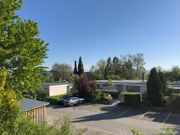 Sonnige 3.5-Zimmer-Eigentumswohnung 80 m² mit Balkon, 19 m² Bastelraum/Studio und Einstellhallenplatz 22