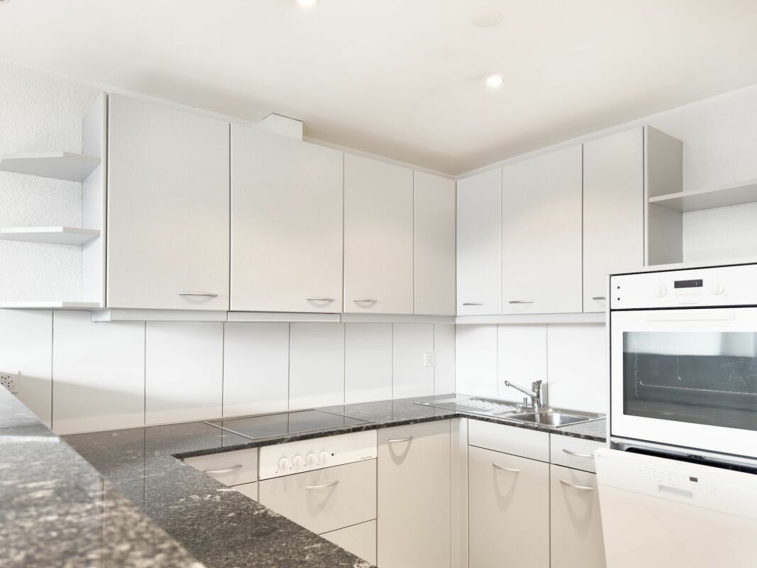 Sonnige 3.5-Zimmer-Eigentumswohnung 80 m² mit Balkon, 19 m² Bastelraum/Studio und Einstellhallenplatz