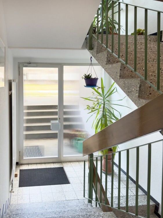 Sonnige 3.5-Zimmer-Eigentumswohnung 80 m² mit Balkon, 19 m² Bastelraum/Studio und Einstellhallenplatz 18