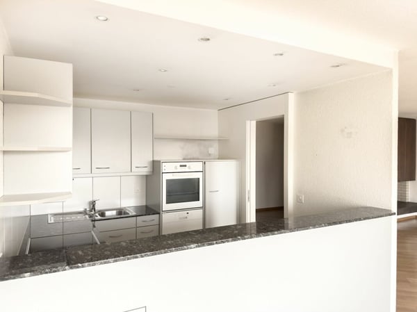 Sonnige 3.5-Zimmer-Eigentumswohnung 80 m² mit Balkon, 19 m² Bastelraum/Studio und Einstellhallenplatz 12