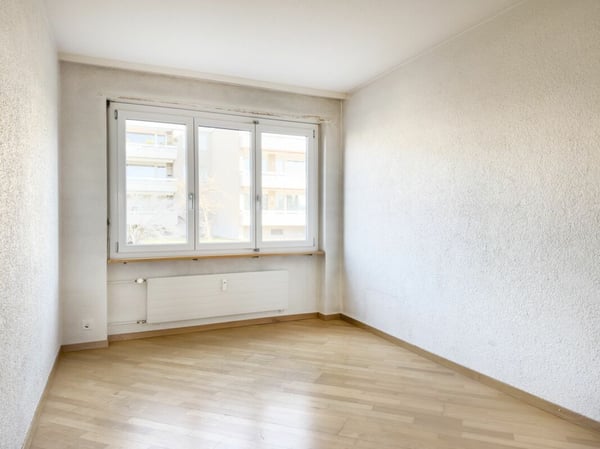Sonnige 3.5-Zimmer-Eigentumswohnung 80 m² mit Balkon, 19 m² Bastelraum/Studio und Einstellhallenplatz 16