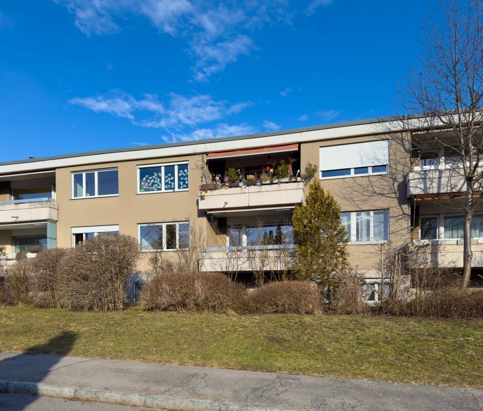 Sonnige 3.5-Zimmer-Eigentumswohnung 80 m² mit Balkon, 19 m² Bastelraum/Studio und Einstellhallenplatz