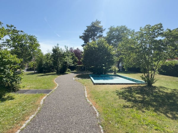 Sonnige 3.5-Zimmer-Eigentumswohnung 80 m² mit Balkon, 19 m² Bastelraum/Studio und Einstellhallenplatz 23