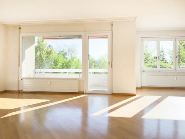 Sonnige 3.5-Zimmer-Eigentumswohnung 80 m² mit Balkon, 19 m² Bastelraum/Studio und Einstellhallenplatz 3