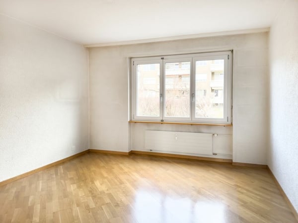 Sonnige 3.5-Zimmer-Eigentumswohnung 80 m² mit Balkon, 19 m² Bastelraum/Studio und Einstellhallenplatz 15