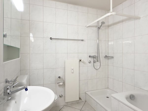 Sonnige 3.5-Zimmer-Eigentumswohnung 80 m² mit Balkon, 19 m² Bastelraum/Studio und Einstellhallenplatz 17