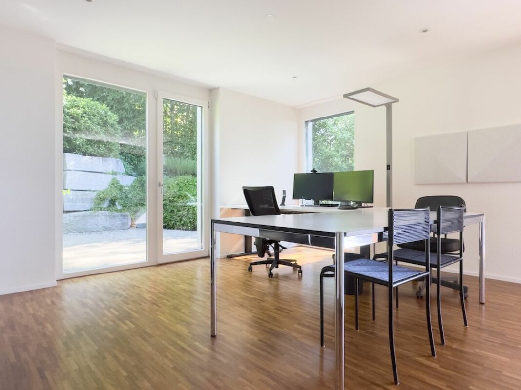 Erstklassige 4.5-Zimmer-Attikawohnung mit 2-Zimmer-Einliegerwohnung und Doppelgarage an spektakulärer Aussichtslage
