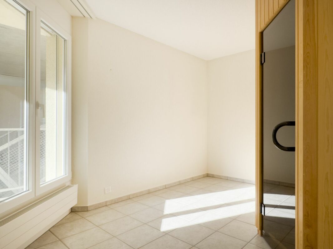Grosszügiges und bequemes Wohnen auf einer Ebene an sonniger und unverbaubarer Aussichtslage in Utzigen