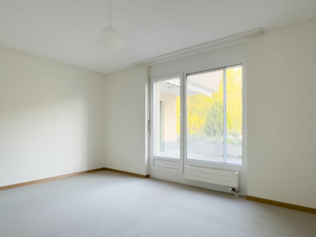 Grosszügiges und bequemes Wohnen auf einer Ebene an sonniger und unverbaubarer Aussichtslage in Utzigen