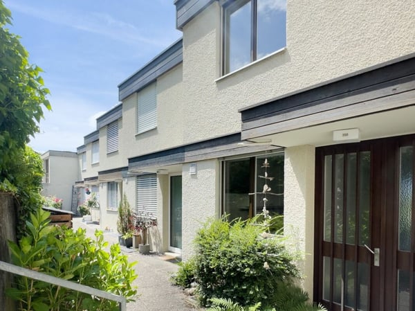 3.5-Zimmer-Reihenhaus, ursprünglich 4.5-Zimmer, mit pflegeleichtem Umschwung, Einzelgarage und schöner Aussichtslage am Tor zur Stadt Thun