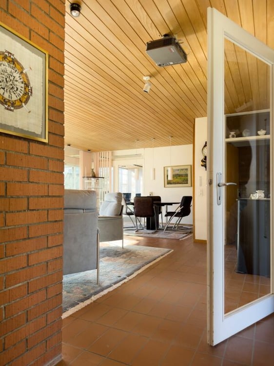 Freistehendes 7-Zimmer-Einfamilienhaus mit luxuriösem Wintergarten, schönem Umschwung und Aussenschwimmbad 8
