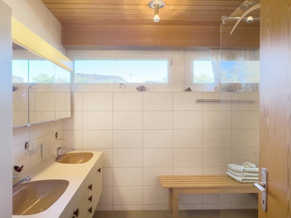 Freistehendes 7-Zimmer-Einfamilienhaus mit luxuriösem Wintergarten, schönem Umschwung und Aussenschwimmbad 21