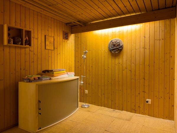 Freistehendes 7-Zimmer-Einfamilienhaus mit luxuriösem Wintergarten, schönem Umschwung und Aussenschwimmbad 34