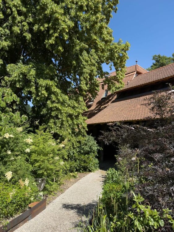Modern ausgebaute 2.5-Zimmer-Duplexwohnung mit einzigartiger Wohnqualität, gemütlicher Loggia, Einstellhallenplatz und vielfältigen Annehmlichkeiten im Schlosspark 21