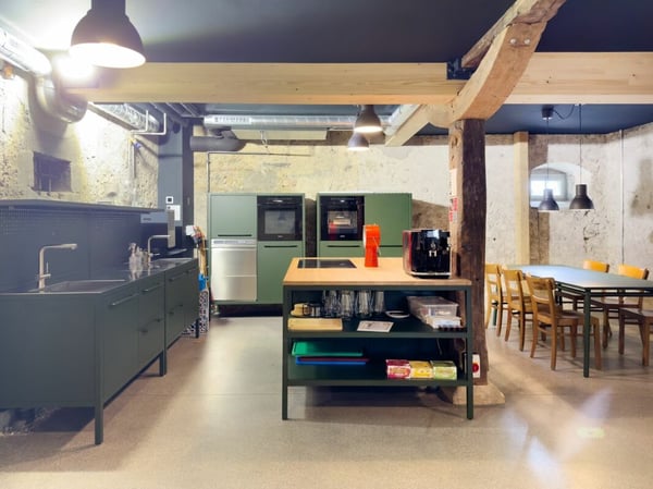 Modern ausgebaute 2.5-Zimmer-Duplexwohnung mit einzigartiger Wohnqualität, gemütlicher Loggia, Einstellhallenplatz und vielfältigen Annehmlichkeiten im Schlosspark 28