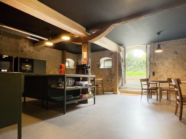 Modern ausgebaute 2.5-Zimmer-Duplexwohnung mit einzigartiger Wohnqualität, gemütlicher Loggia, Einstellhallenplatz und vielfältigen Annehmlichkeiten im Schlosspark 30