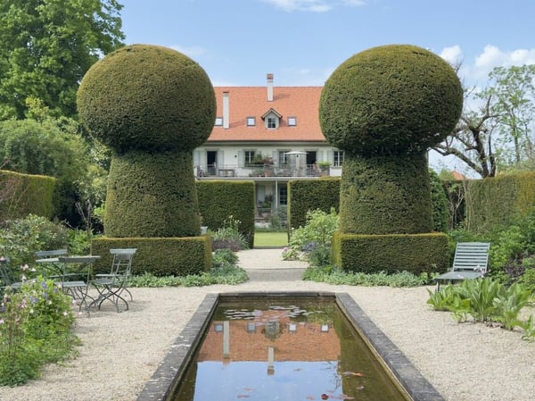 Modern ausgebaute 2.5-Zimmer-Duplexwohnung mit einzigartiger Wohnqualität, gemütlicher Loggia, Einstellhallenplatz und vielfältigen Annehmlichkeiten im Schlosspark 25