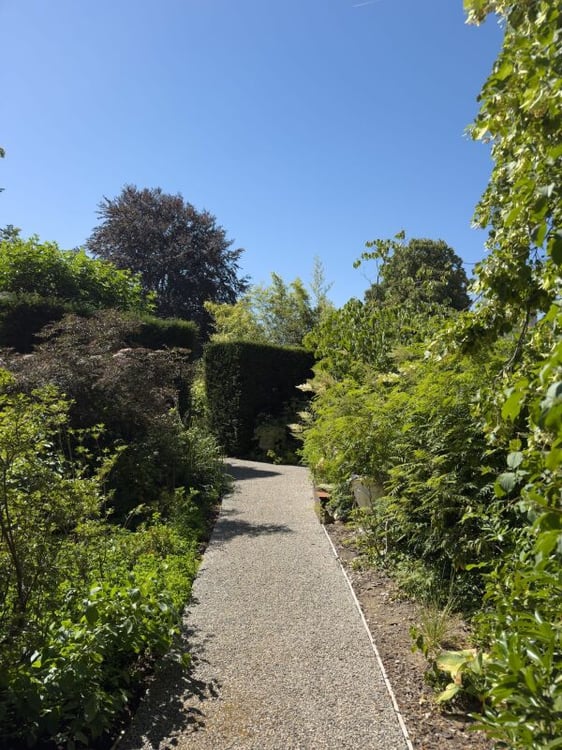 Modern ausgebaute 2.5-Zimmer-Duplexwohnung mit einzigartiger Wohnqualität, gemütlicher Loggia, Einstellhallenplatz und vielfältigen Annehmlichkeiten im Schlosspark 38